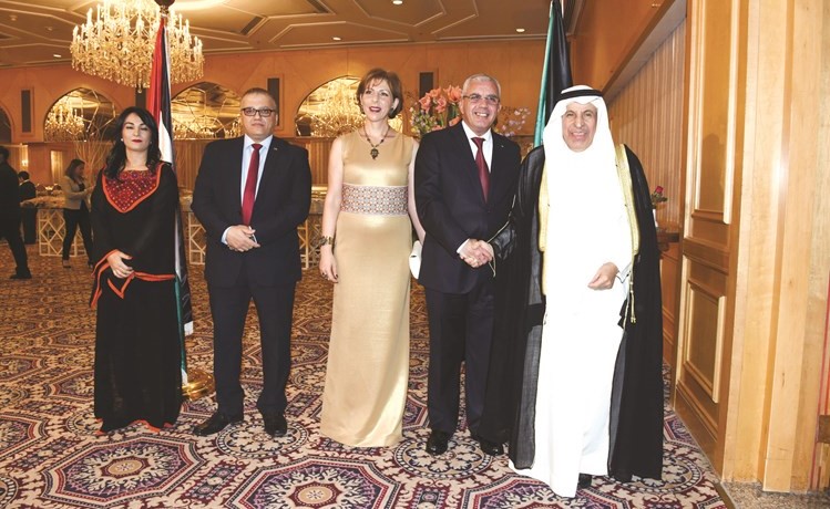 السفير السعودي د. عبدالعزيز الفايز يقدم التهاني﻿