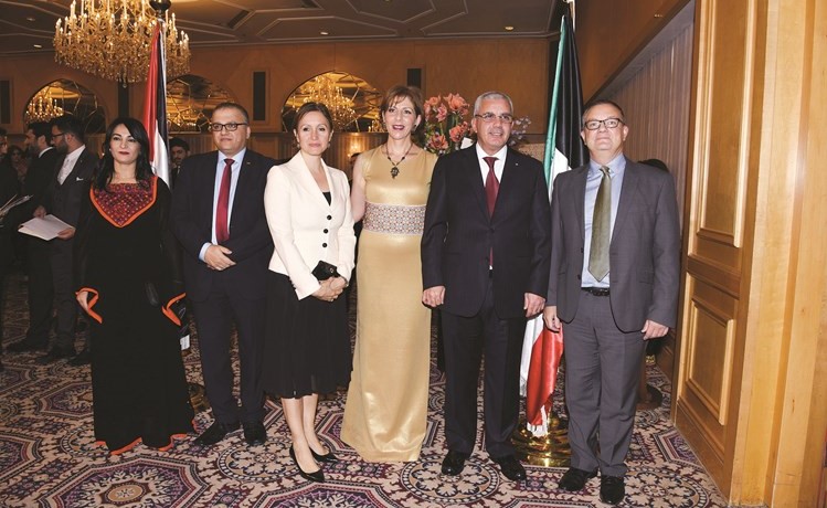السفير البريطاني يقدم التهاني ﻿