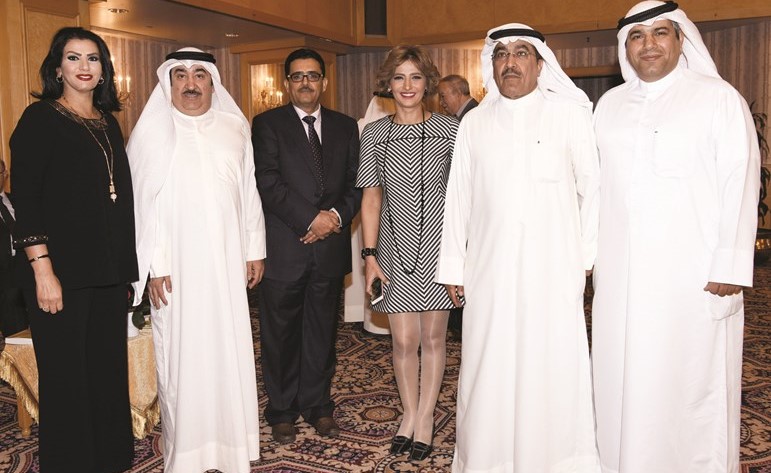 السفير اليمني متوسطا سحر بسيسو وفاطمة العازمي والزملاء سعد العلي وعدنان الراشد وحسين جمال