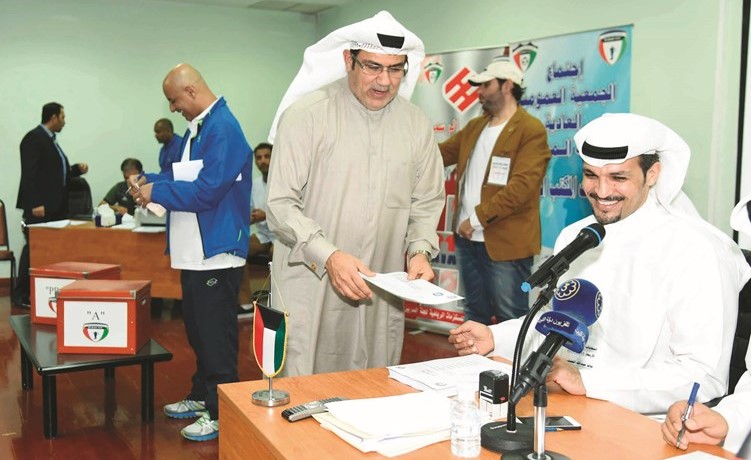 المدرب محمد ابراهيم يشارك بالتصويت ويبدو خالد الفضلي ﻿