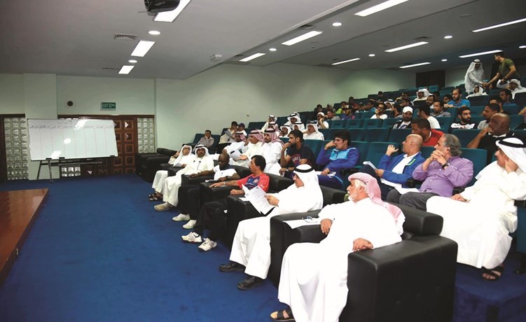 المدربون يستمعون الى كيفية سير العملية الانتخابية ﻿