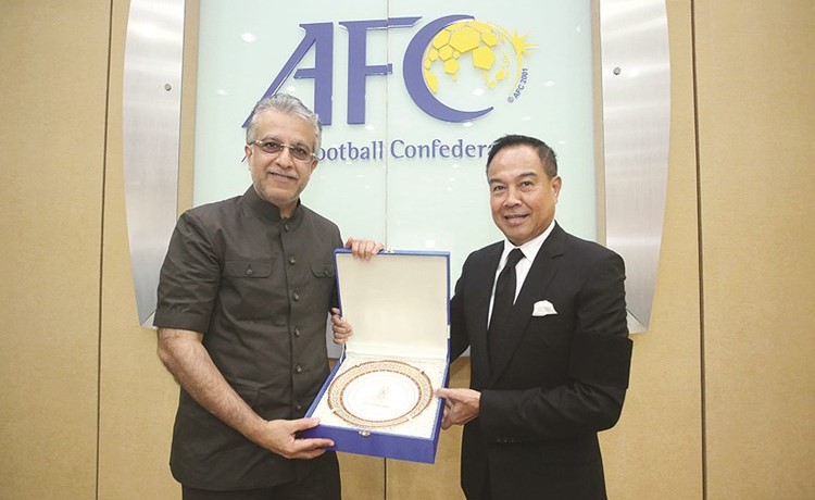 الشيخ سلمان بن إبراهيم يتسلم درع الاتحاد التايلندي ﻿