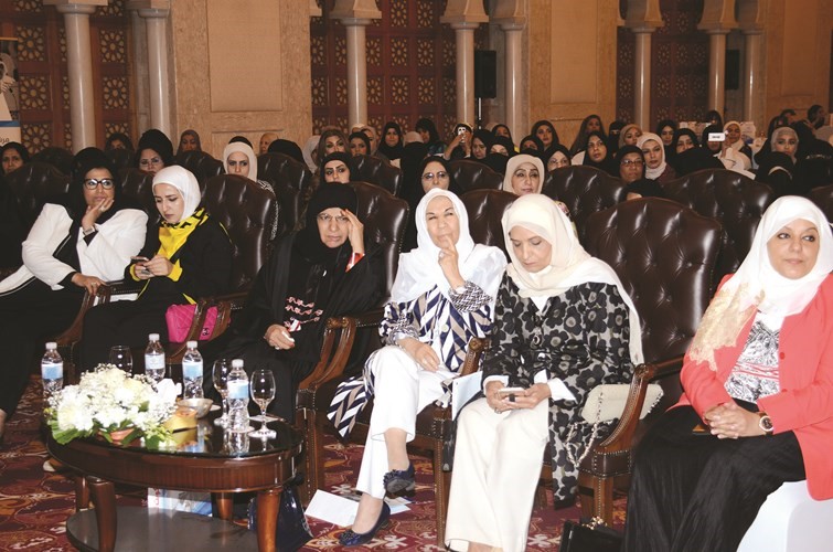 عدد من ناخبات الدائرة الأولى خلال ندوة المرشح والنائب السابق د.عبدالله الطريجي﻿