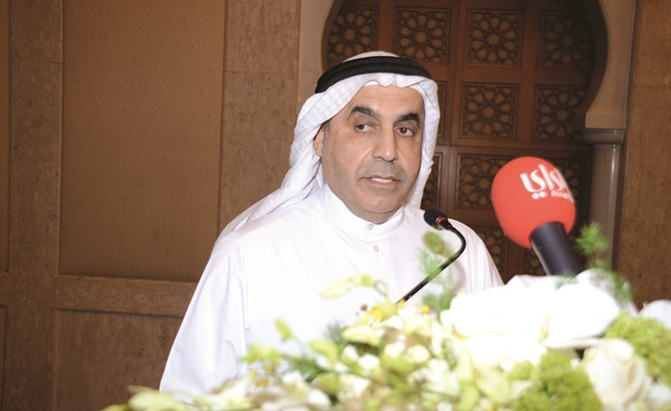 مرشح الدائرة الأولى النائب السابق د.عبدالله الطريجي متحدثا خلال الندوة﻿