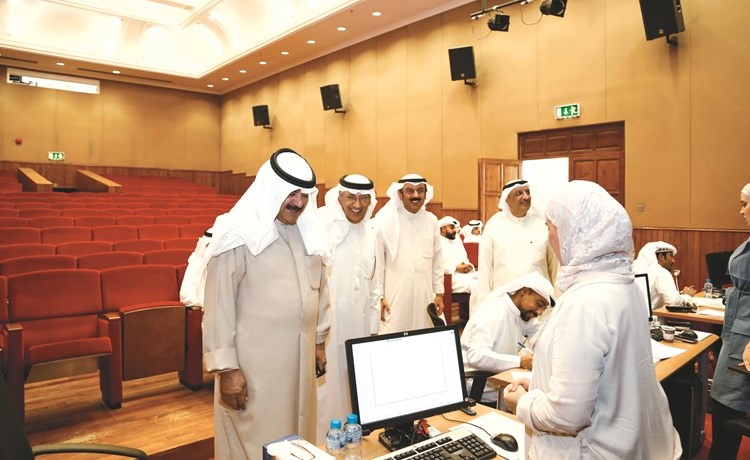 خالد الجارالله وعبدالعزيز الشارخ وايهم العمر خلال تفقد العمل بالمعهد﻿