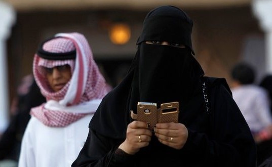 السجن والغرامة للفتيات اللاتي يمارسن “خرفنة” الشباب على مواقع التواصل في السعودية