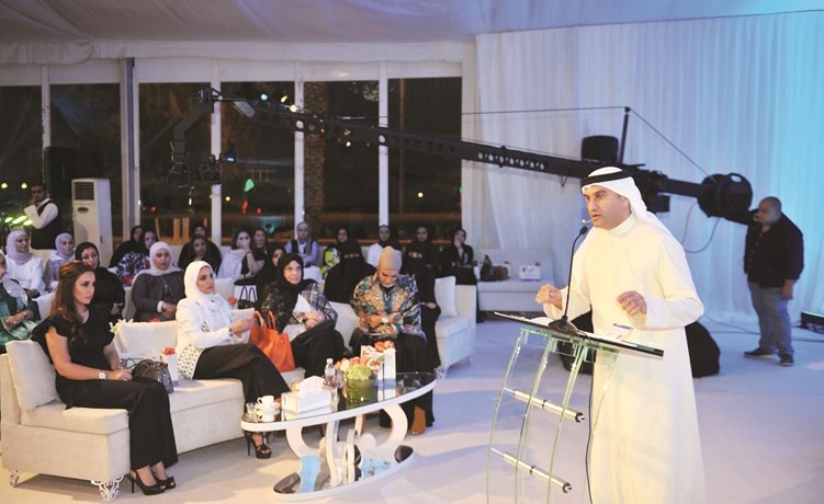مرشح الدائرة الثالثة المحامي عبدالله الكندري يتحدث خلال الندوة﻿