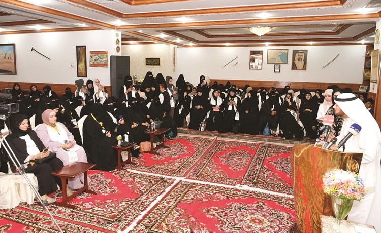 النائب السابق ومرشح الدائرة الرابعة علي الدقباسي خلال الندوة النسائية لناخبات الدائرة الرابعة﻿