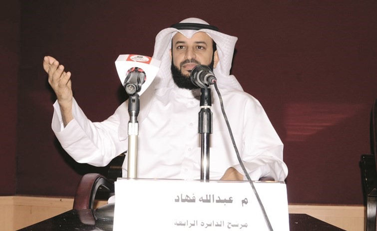 عبدالله فهاد متحدثا خلال الندوة﻿