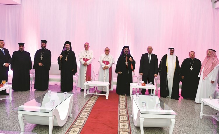 السفير المصري ياسر عاطف والأنبا إبراهيم اسحق والمطران كاملو بالين وبطرس غريب وسفير الفاتيكان لدى البلاد فرانشيسكو مونتيشيللو مع بعض الحضور في الحفل	(قاسم باشا)﻿