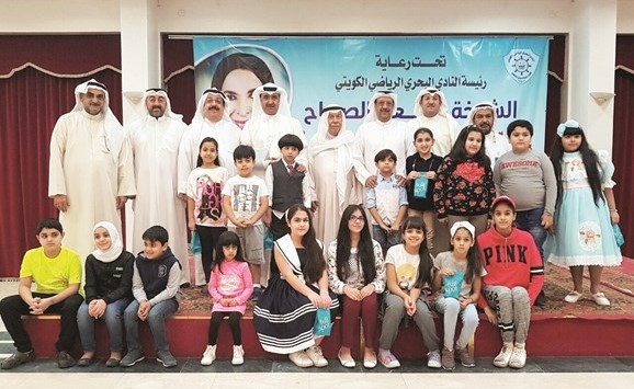 خالد الفودري ومسؤولو النادي البحري مع الطلبة المكرمين﻿