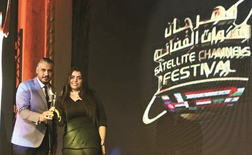 رئيس المهرجان أحمد عليوة مكرما الإعلامية أميرة عزام﻿