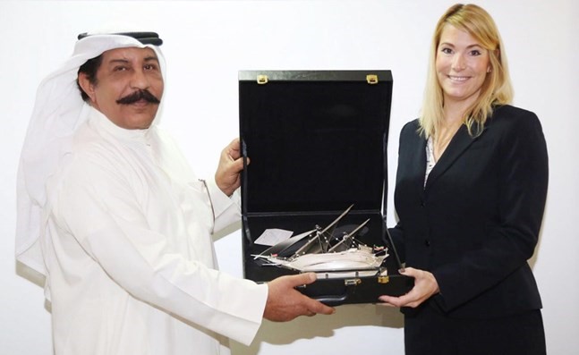 اللواء عبدالحميد العوضي يكرم إحدى المحاضرات﻿