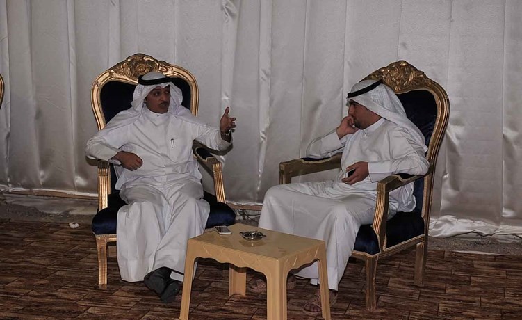 مرشح الدائرة الرابعة نايف السور متحدثا للزميل سلطان العبدان	(زين علام)﻿