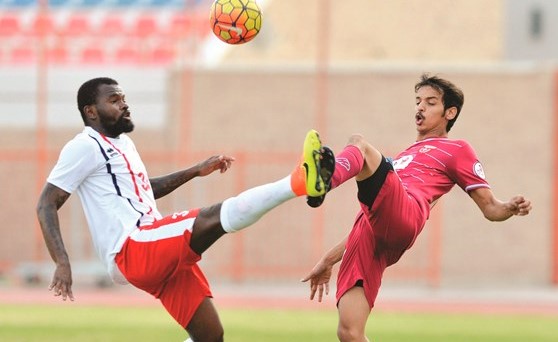 صراع كروي بين لاعب النصر سلمان بورمية ومدافع الفحيحيل حبيب مايتي	(الأزرق.كوم) ﻿