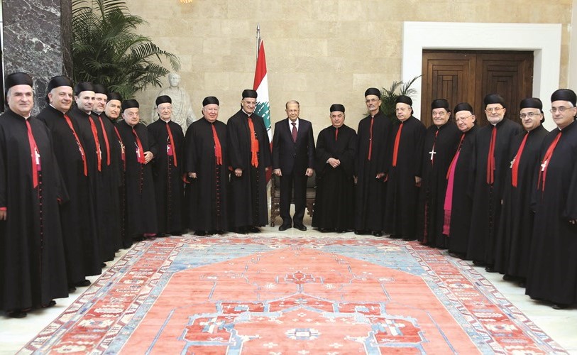 الرئيس العماد ميشال عون مستقبلا البطريرك الماروني بشارة بطرس الراعي مع وفد من المطارنة في بعبدا امس(محمود الطويل)﻿