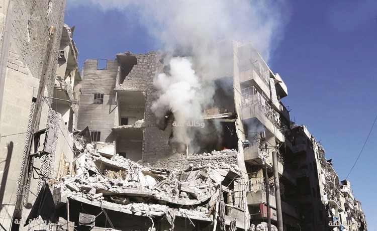 صورة نشرتها وكالة ثقة لتصاعد الدخان عقب غارات جوية على حي الشعار في حلب امس	(أ.ف.پ)﻿