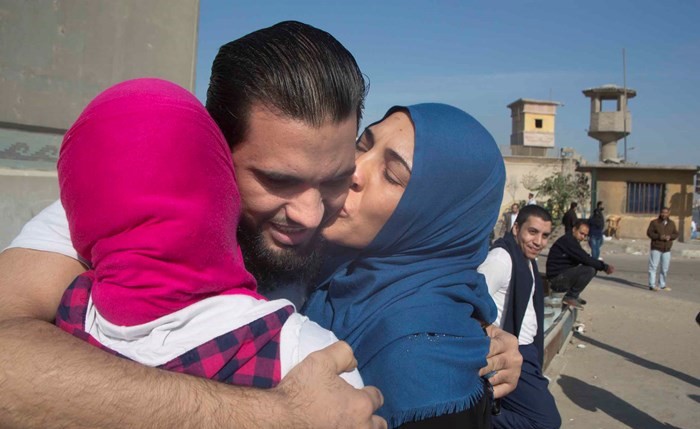بالأحضان ودموع الفرح استقبل الأهالي أبناءهم المفرج عنهم بالعفو الرئاسي من سجن طرة	(أ.پ)﻿