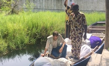 الوصول ونقل التبرعات العينية لقرية هوندودجي ﻿