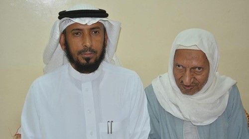 بالفيديو.. سعودي يلتقي بمعلمه في مصر بعد فراق دام 40 عاماً ..شاهد ماذا حدث