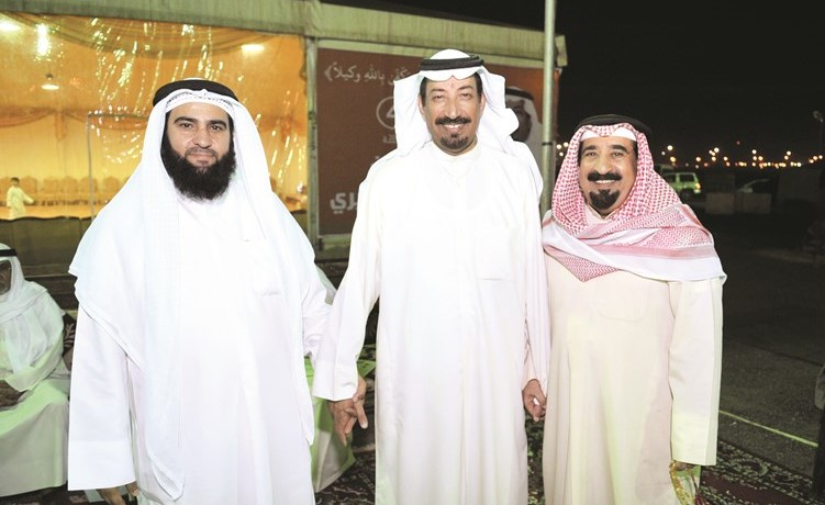 مزيد يتوسط اثنين من ناخبيه﻿