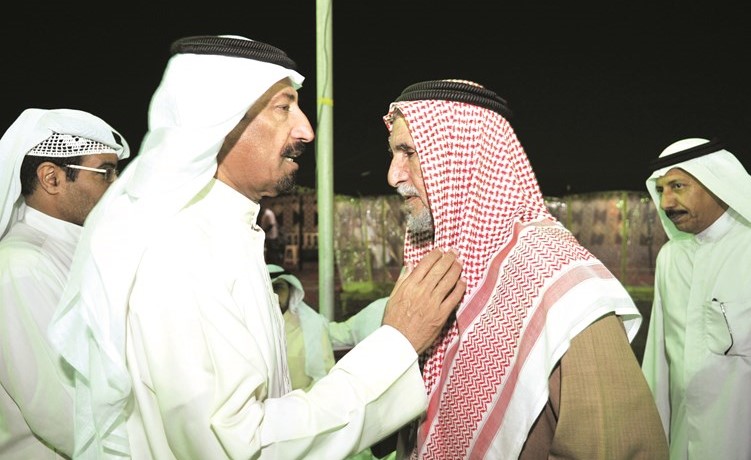 حسين مزيد مع احد ناخبيه كبار السن	(هشام كامل)﻿
