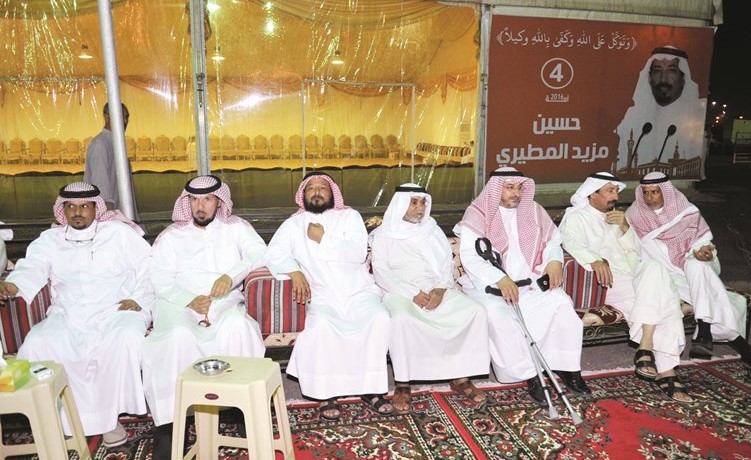 حسين مزيد يتوسط ابناء دائرته﻿