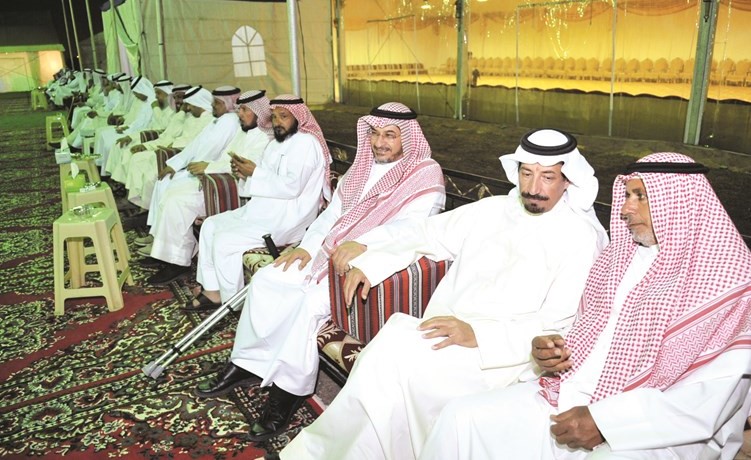 مرشح الدائرة الرابعة النائب السابق حسين مزيد مستمعا لاحد ابناء الدائرة﻿