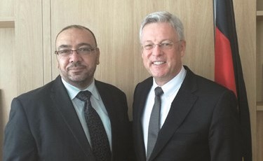 السفير كارل فريد بيرغنر مع الزميل أسامة دياب﻿