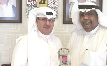 أنور عبدالله يتسلم جائزته من وكيل الإذاعة الشيخ فهد المبارك﻿