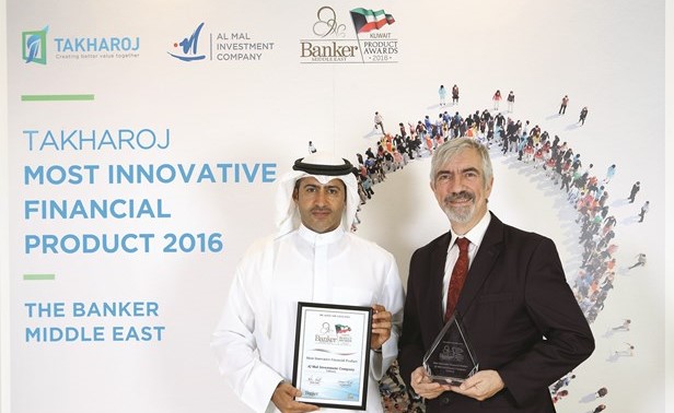 عبدالوهاب المطوع يتسلم الجائزة ﻿