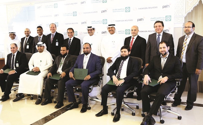 مازن الناهض ومسؤولون والموظفون المكرمون﻿