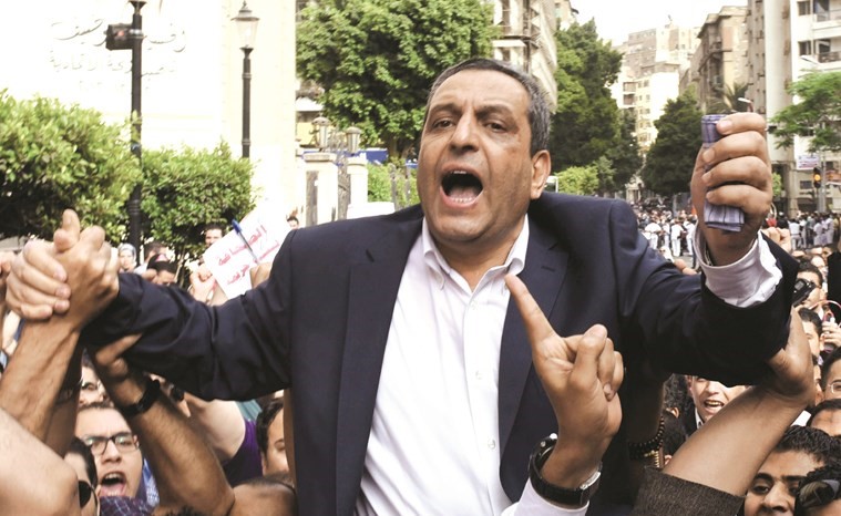 لقطة ارشيفية لنقيب الصحافيين يحيى قلاش خلال الاعتراض على القاء القبض على صحافيين من مقر النقابة	(أ.ف.پ)﻿