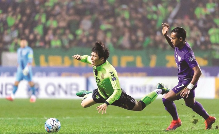 محترف العين كايو يعرقل لاعب تشونبوك كيم تشانغ سوو ﻿