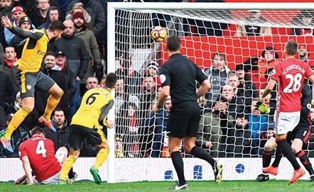 رأسية مهاجم أرسنال جيرو في طريقها لشباك مان يونايتد 	(رويترز)