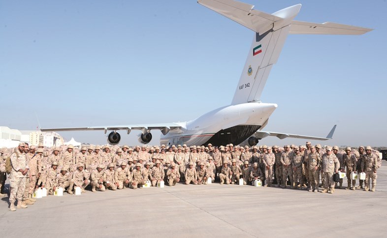 دفعة الطلبة الضباط 44 من كلية علي الصباح العسكرية قبيل المغادرة إلى قطر﻿