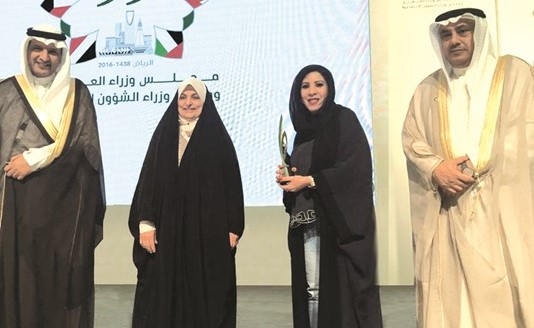أماني الورع خلال تسلمها جائزة التقدير بحضور الوزيرة هند الصبيح﻿
