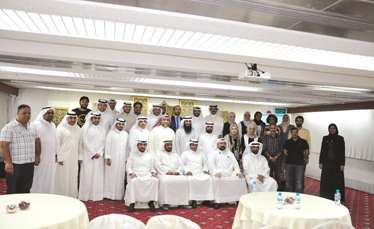 المحيلبي وبارود مع مجموعة من المهندسين والمهندسات بختام حفل التوقيع ﻿