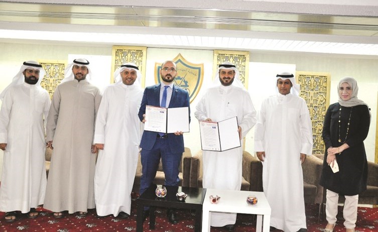 المحيلبي وبارود والطويل وأعضاء مجلس الإدار ة يعرضون الاتفاقية بعد توقيعها ﻿