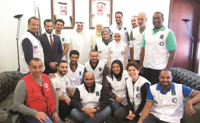 السفير عبدالعال القناعي مع وفد شركة زين والهلال الأحمر﻿