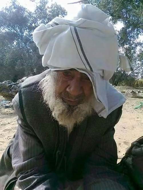 بالصور.. داعش يعدم شيخا ضريرا عمره 100 عام