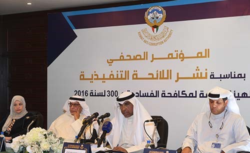 المتحدثون خلال المؤتمر الصحفي