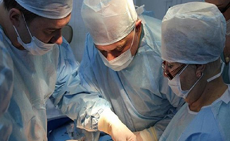 جراحتان وفاتورة بـ 5 ملايين دولار.. تعرف على قصة الرجل المعجزة الذي صارع الموت