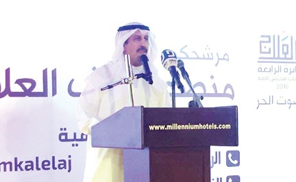مرشح الدائرة الرابعة منصور العلاج متحدثا خلال الندوة