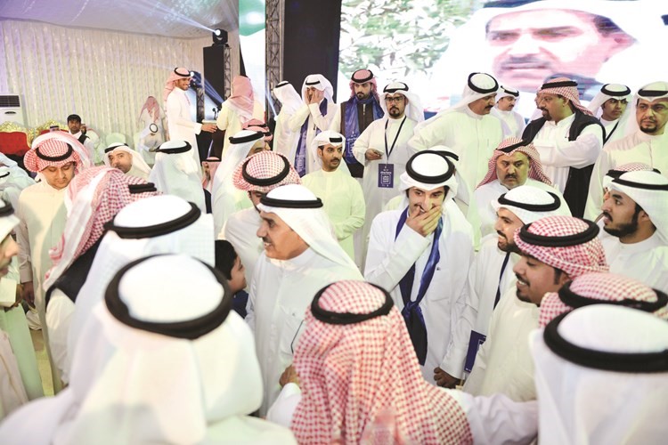 مرزوق الخليفة متوسطا ابناء الدائرة الرابعة﻿