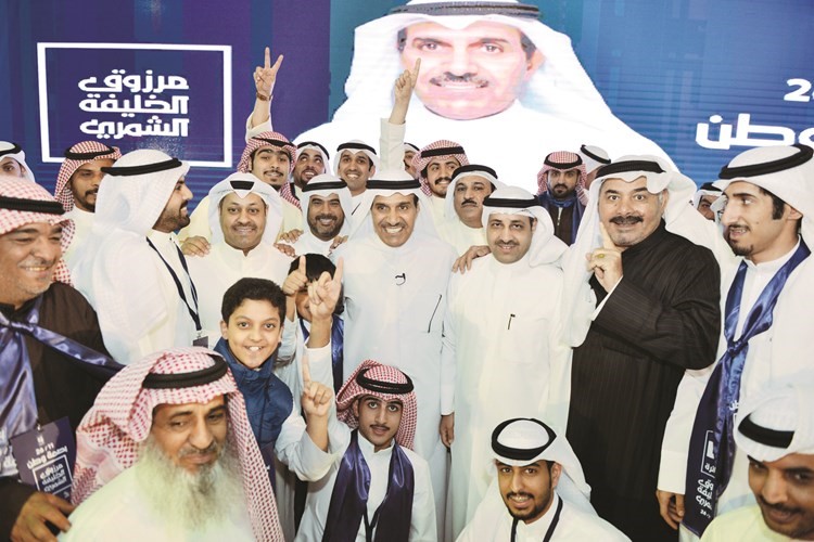 عدد من الناخبين مع مرشح الدائرة الرابعة مرزوق الخليفة﻿