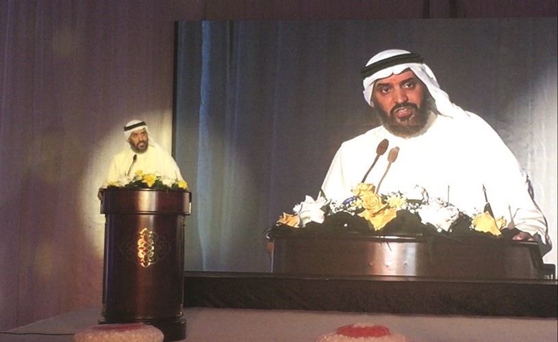 د. محمد الحراس متحدثا في ندوة المرأة تاج الكويت﻿
