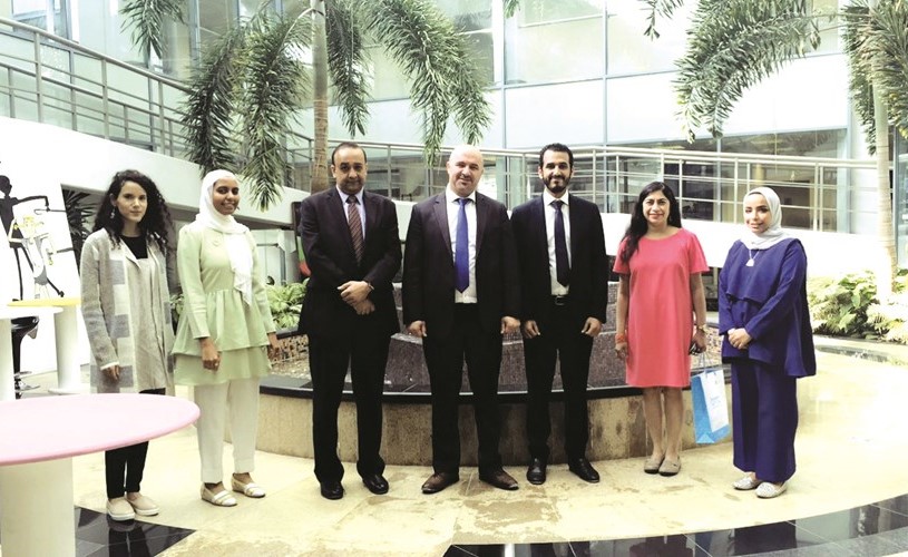 صورة جماعية للمشاركين في المحاضرة ﻿