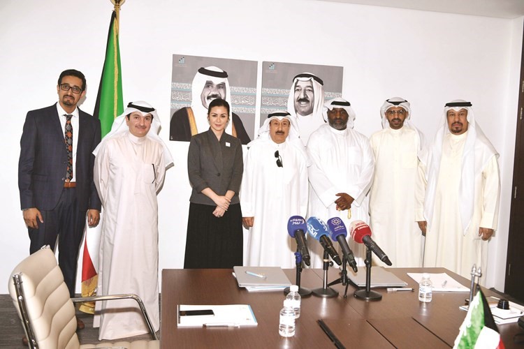 الشيخة الزين الصباح وعبدالرسول سلمان مع وفد الجمعية الكويتية للفنون التشكيلية	(قاسم باشا)﻿