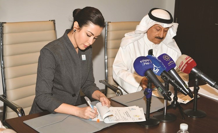 الشيخة الزين الصباح وعبدالرسول سلمان يوقعان الاتفاقية﻿